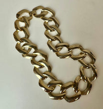 Load image into Gallery viewer, Vintage Goldtone Chunky Curb Chain Collar Necklace (18")
