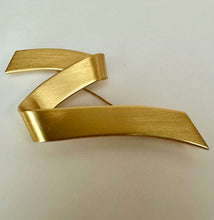 Load image into Gallery viewer, Vintage Monet Goldtone Modernist Wave Brooch Pin (3.25")
