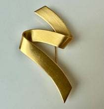 Load image into Gallery viewer, Vintage Monet Goldtone Modernist Wave Brooch Pin (3.25")

