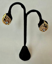 Load image into Gallery viewer, Vintage Lisner Pale Blue &amp; Cognac Rhinestone Flower Leaf Clip Earrings (1")
