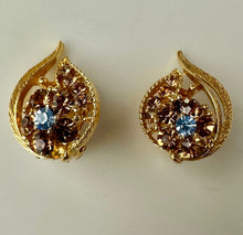 Load image into Gallery viewer, Vintage Lisner Pale Blue &amp; Cognac Rhinestone Flower Leaf Clip Earrings (1")
