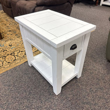 Load image into Gallery viewer, White End Table (24x16x24)
