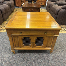 Load image into Gallery viewer, Thomasville End Table (21x29x29)
