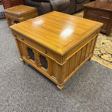 Load image into Gallery viewer, Thomasville End Table (21x29x29)
