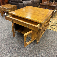 Load image into Gallery viewer, Thomasville End Table (21x29x29)
