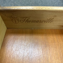 Load image into Gallery viewer, Thomasville End Table (21x29x29)
