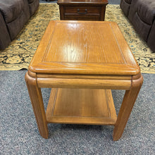 Load image into Gallery viewer, Oak End Table (22x27x22)
