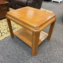 Load image into Gallery viewer, Oak End Table (22x27x22)
