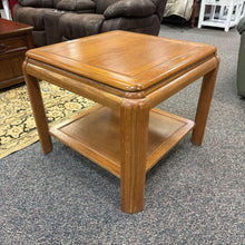 Load image into Gallery viewer, Oak End Table (22x27x27)
