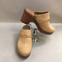 Load image into Gallery viewer, Ladies B.O.C. Tan Cadi Clogs Size 10
