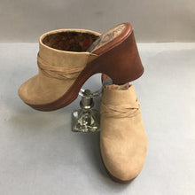 Load image into Gallery viewer, Ladies B.O.C. Tan Cadi Clogs Size 10
