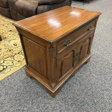 Load image into Gallery viewer, Davis Furniture Night Stand (24x28x17)
