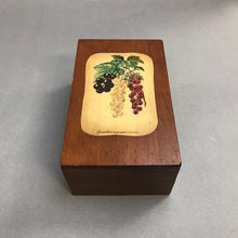 Load image into Gallery viewer, Vintage Severeyns's Currants Divided Recipe Box (4x6x9.5)
