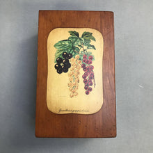 Load image into Gallery viewer, Vintage Severeyns's Currants Divided Recipe Box (4x6x9.5)
