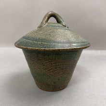 Load image into Gallery viewer, Ed Thompson Pottery Covered Bowl W/ Handle (8")
