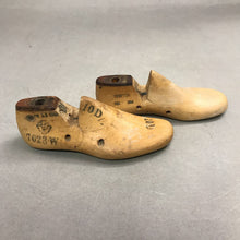 Load image into Gallery viewer, Pair of Vulcan Shoe Cobbler Form Mold 1959 (7")
