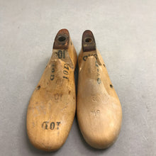 Load image into Gallery viewer, Pair of Vulcan Shoe Cobbler Form Mold 1959 (7")
