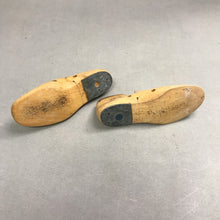 Load image into Gallery viewer, Pair of Vulcan Shoe Cobbler Form Mold 1959 (7")
