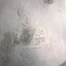 Load image into Gallery viewer, Vintage Priscilla Ware Aluminum Oval Roasting Pan with Lifter and Bakelite Handles (7x13x10)
