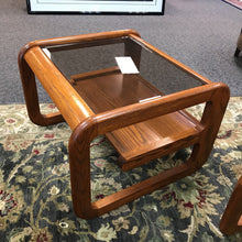 Load image into Gallery viewer, Oak End Table (20x28x28)
