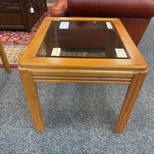 Load image into Gallery viewer, Oak / Glass End Table (20x23x26)
