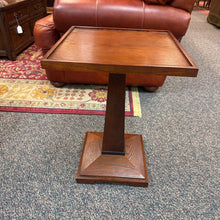Load image into Gallery viewer, End Table (22x16x16)
