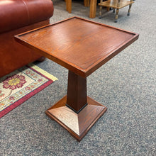 Load image into Gallery viewer, End Table (22x16x16)
