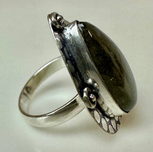Load image into Gallery viewer, Silver Plated Labradorite Ring sz 9
