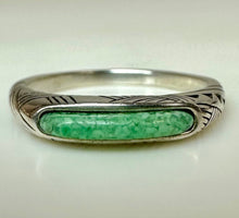 Load image into Gallery viewer, Carolyn Pollack Relios Sterling Crushed Jade Stackable Etched Ring sz 7

