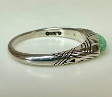 Load image into Gallery viewer, Carolyn Pollack Relios Sterling Crushed Jade Stackable Etched Ring sz 7

