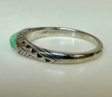 Load image into Gallery viewer, Carolyn Pollack Relios Sterling Crushed Jade Stackable Etched Ring sz 7
