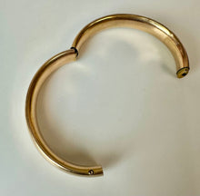 Load image into Gallery viewer, Antique Victorian MS&amp;C Gold Filled Etched Floral Repousse Hinged Bangle Bracelet (7" Inside Circumference)
