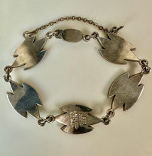 Load image into Gallery viewer, Vintage Taxco Mexico Double Leaf Sterling Turquoise Chip Inlay Link 7" Bracelet (25.4g)
