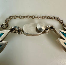 Load image into Gallery viewer, Vintage Taxco Mexico Double Leaf Sterling Turquoise Chip Inlay Link 7" Bracelet (25.4g)
