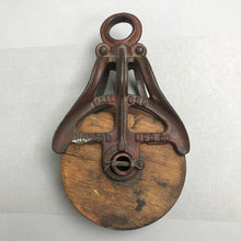 Load image into Gallery viewer, Antique Hudson MFG Co. Hay Loft Pulley Mall 823 (12")
