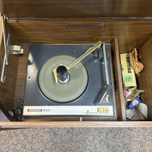 Load image into Gallery viewer, Grundig Stereo AS IS (31x32x15)
