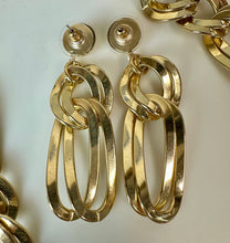 Load image into Gallery viewer, Vintage Goldtone Chunky Double Twisted Link Necklace &amp; Earrings Set (20,2.5")
