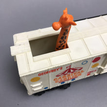 Load image into Gallery viewer, Lionel #7914 Geoffrey's Carnival Carrier Toys "R" Us Giraffe Box Car (As-Is) (~8.5")
