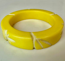 Load image into Gallery viewer, Vintage Yellow &amp; White Carved Lucite Tiki Bangle Bracelet (8" Inside Circumference)
