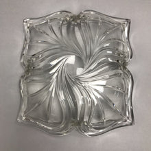 Load image into Gallery viewer, Mikasa 'Flores' Flower-Shaped Glass Serving Platter (2.5x10x11.25)
