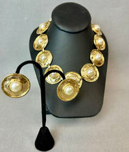Load image into Gallery viewer, Vintage Goldtone Hammered Disc Faux Mabe Pearl Statement Collar 17" Necklace &amp; Clip Earrings Set
