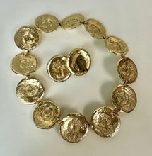 Load image into Gallery viewer, Vintage Goldtone Hammered Disc Faux Mabe Pearl Statement Collar 17" Necklace &amp; Clip Earrings Set
