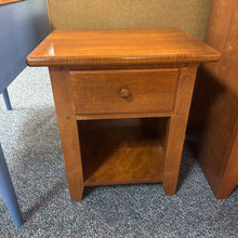 Load image into Gallery viewer, Thomasville Nightstand (25x22x17)
