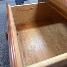 Load image into Gallery viewer, Thomasville Nightstand (25x22x17)
