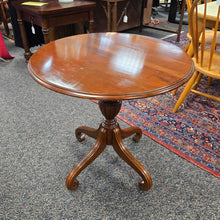 Load image into Gallery viewer, Ethan Allen Walnut Table (32x30x30)
