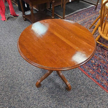 Load image into Gallery viewer, Ethan Allen Walnut Table (32x30x30)
