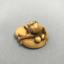 Load image into Gallery viewer, Monkey &amp; Fish Netsuke (~1x1.5x1.5)
