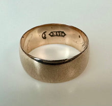 Load image into Gallery viewer, 14K Gold Wedding Band Ring sz 8 (5.0g)
