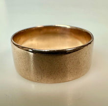 Load image into Gallery viewer, 14K Gold Wedding Band Ring sz 8 (3.9g)
