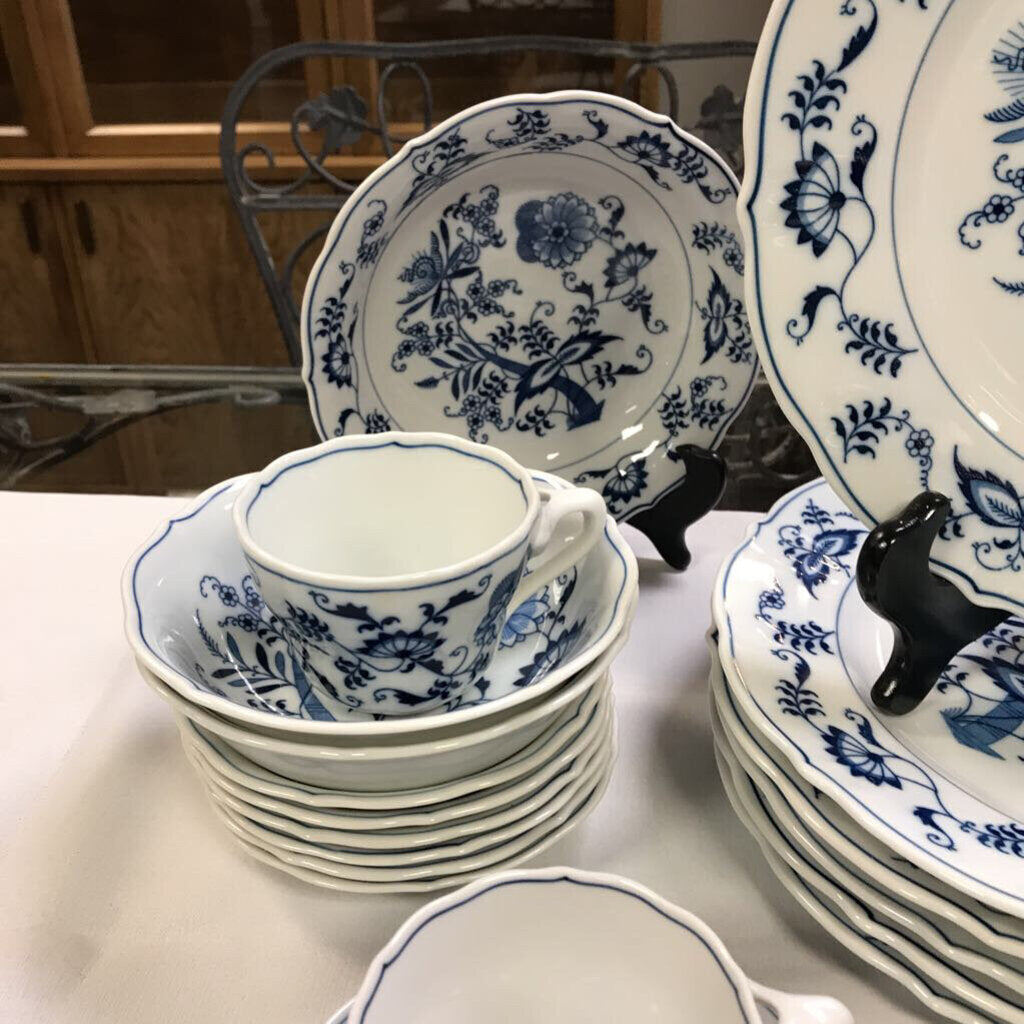 Blue Danube 食器　32点セット Vintage Blue Danube Blue Onion Japan 33 PC Set – Main Street